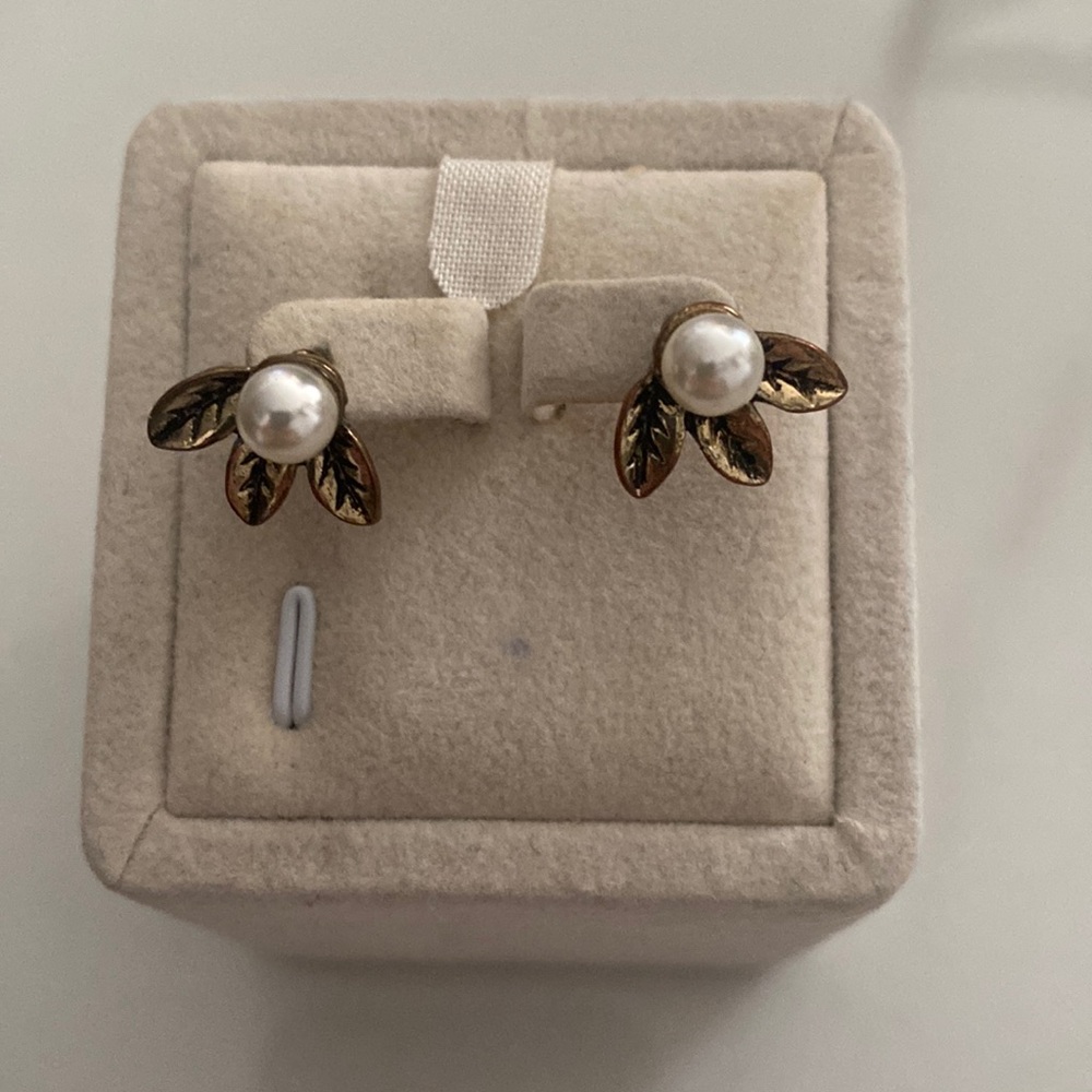 Pearl and three leafs earrings